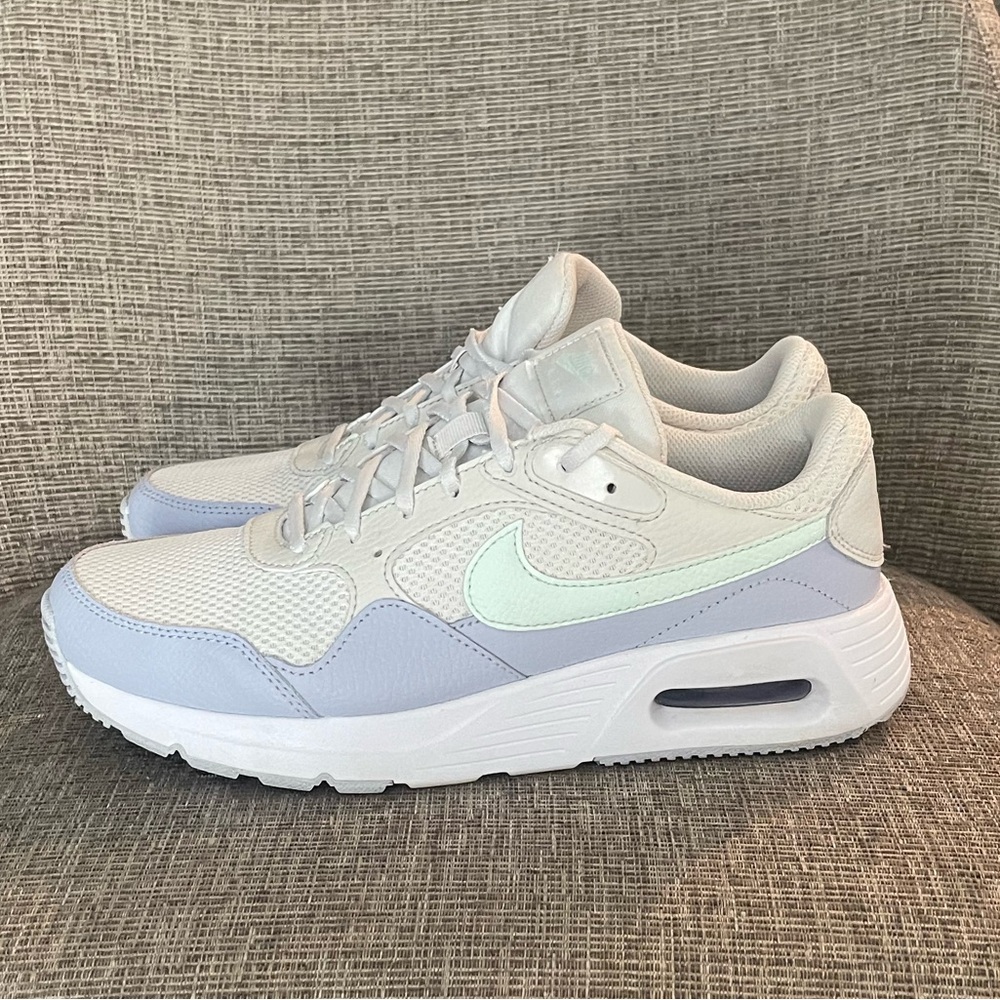 Nike • White/Lavender Athletic Shoes. Size 8.5